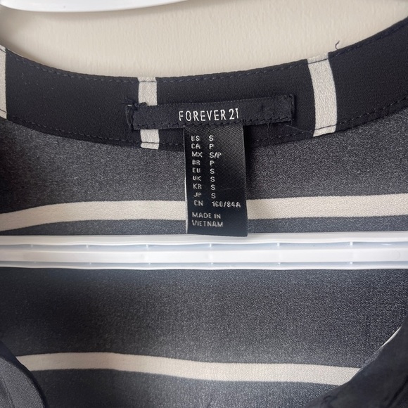💙BOGO💙 Forever 21 Black and White Casual Button Down Shirt Small - Picture 2 of 3